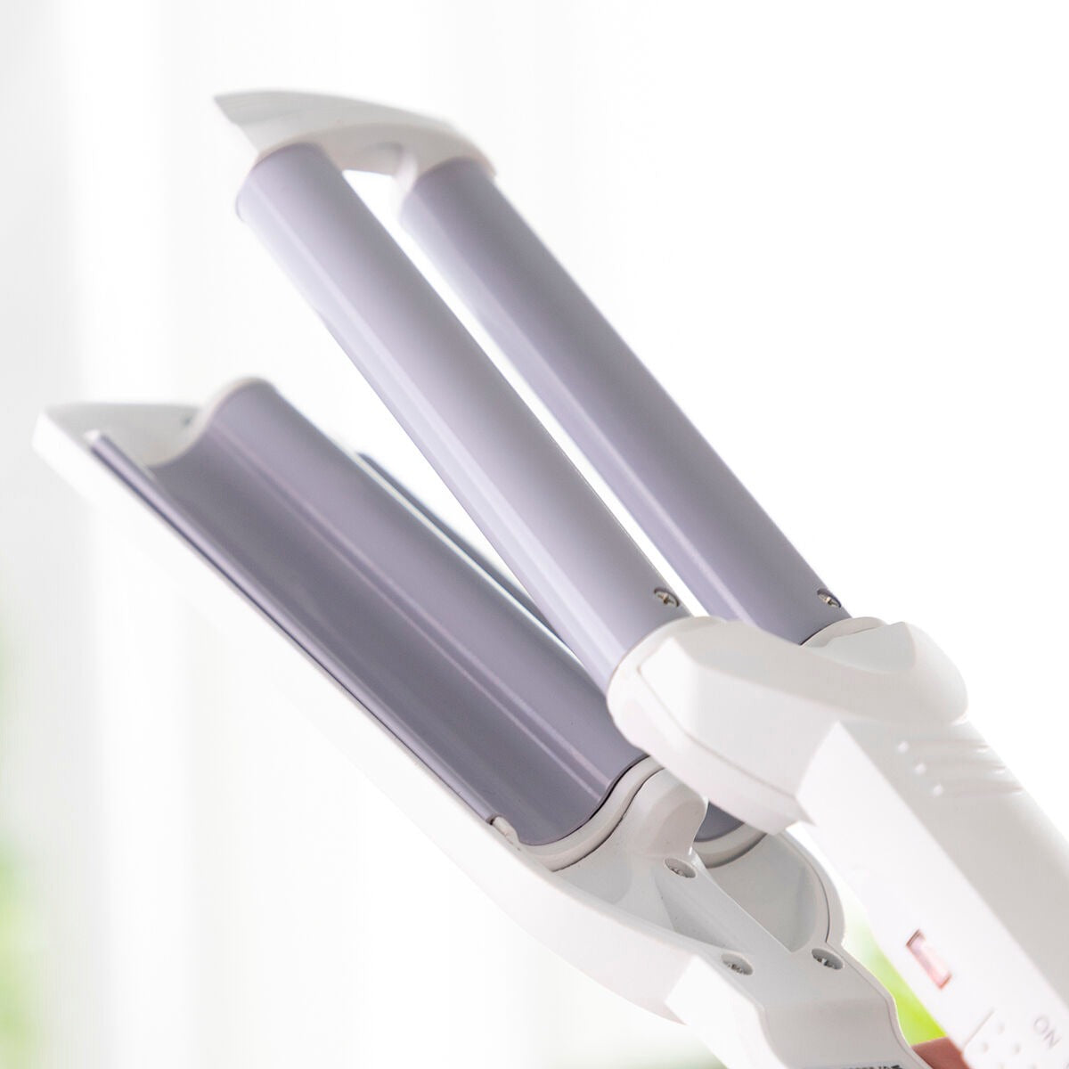 Triple Barrel Hair Waver for Effortless Beach Waves – Professional Styling Tool